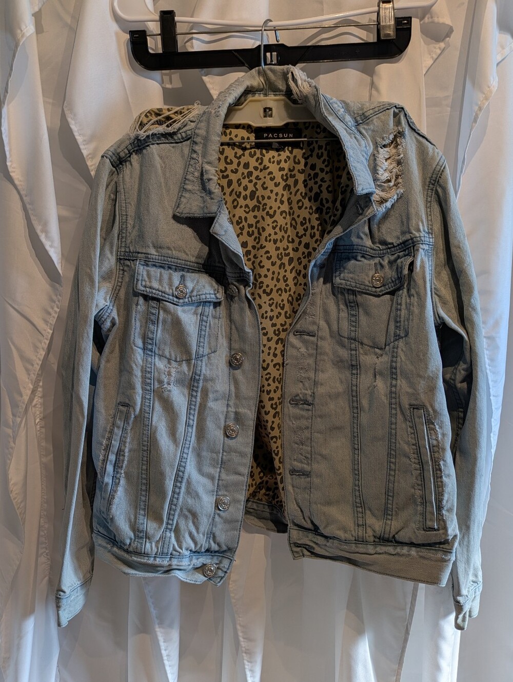 E3 PacSun Distressed Denim Trucker Jacket Leopard Print Lined Light Wash Size M